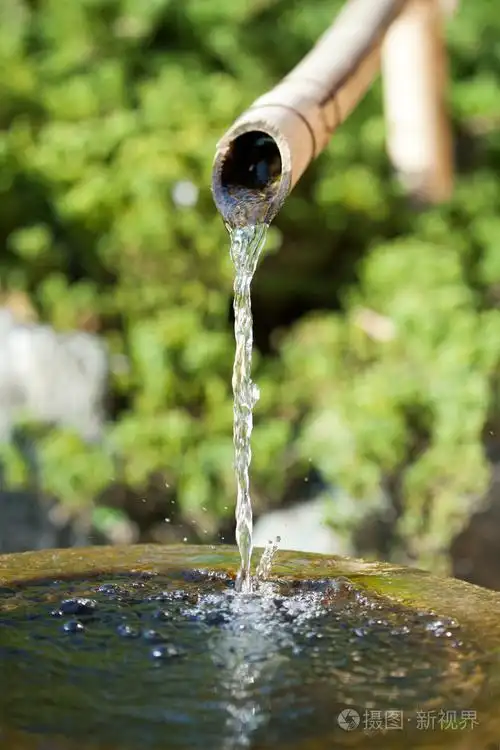 竹筒和流动的水