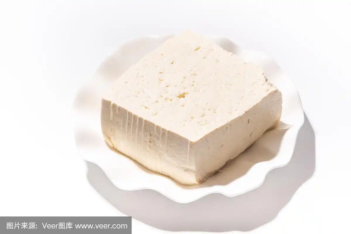 白色瓷盘上的白豆腐