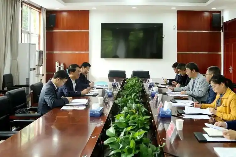 校长聂东明率队在怀化市芷江一中调研并与该校校友合影副校长陈敏率队