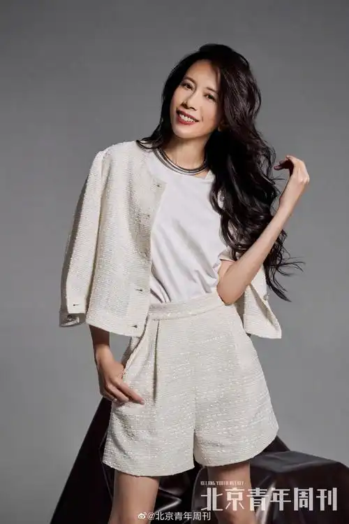 莫文蔚穿黑色皮衣拍写真魅力十足 衣袖蕾丝设计时尚