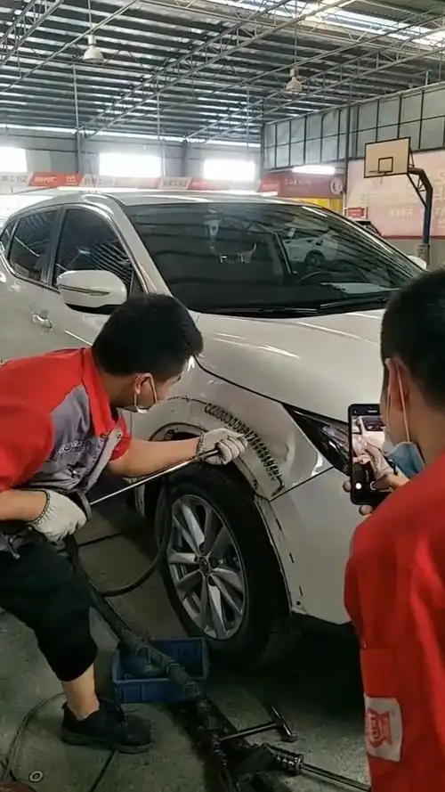 小伙修车有绝招,变形金刚都能掰好,这手法真是绝了!