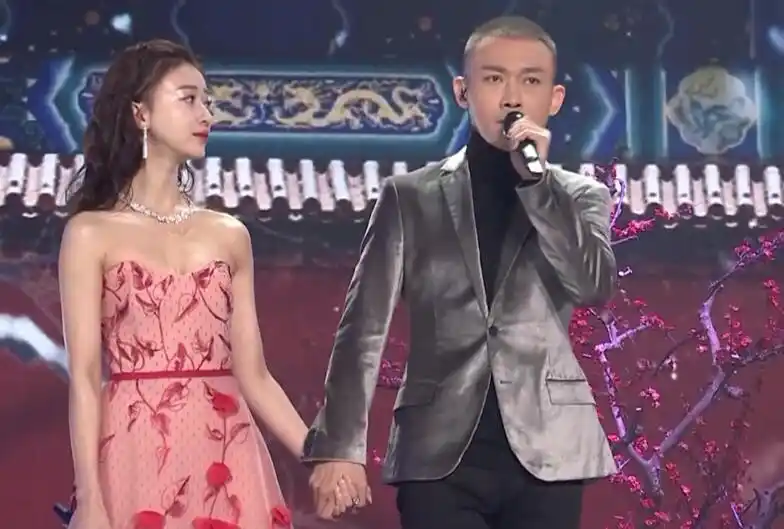 跨年晚会吴谨言牵手许凯笑容满面,和聂远牵手表情却耐人寻味