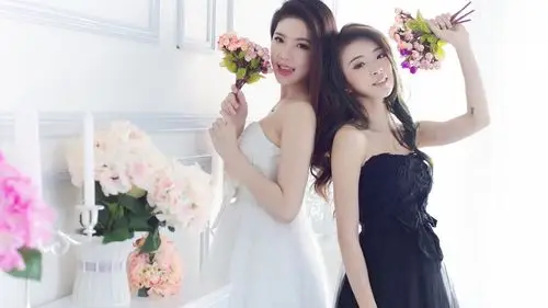 亲密闺蜜图片,分享一组女星模特图片给大家,图中的桌面壁纸壁纸