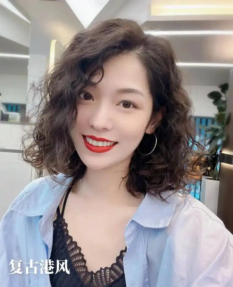 今日发型推荐 复古风港式羊毛卷显脸小显发量卷发最近可以焊上 - 抖