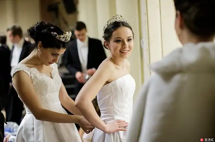 舞者裙裾翩跹唯美浪漫 第62届维也纳歌剧院舞会开幕