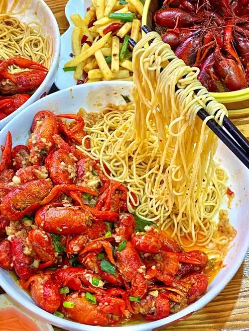 广州被馋哭的小龙虾拌面60一嗦入魂
