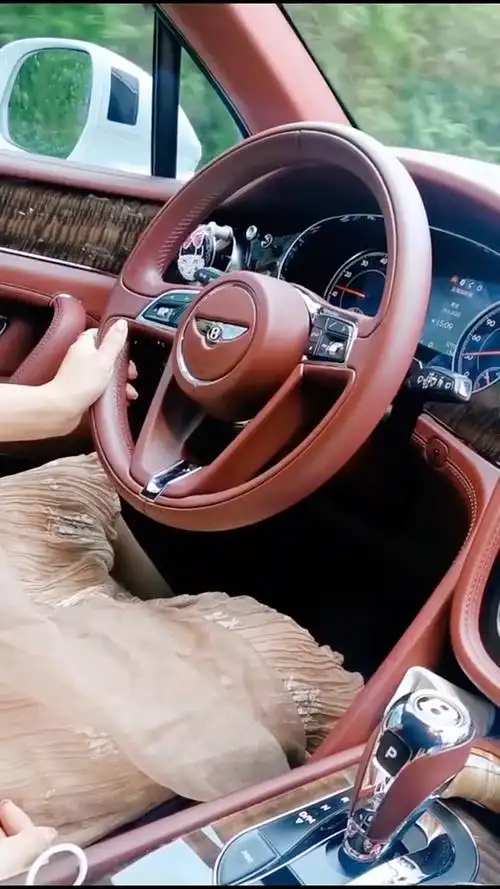 我追她的原因,并不是因为她有钱,也不是因为她会单手开"宾利",而是她