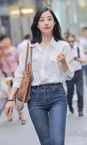 街拍美女白衬衫搭配牛仔裤可能是清爽宜人的知性白领