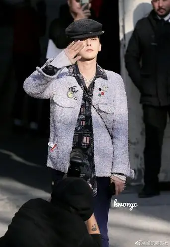 权志龙现身香奈儿高定时装秀,黑色贝雷帽加浅蓝色外套