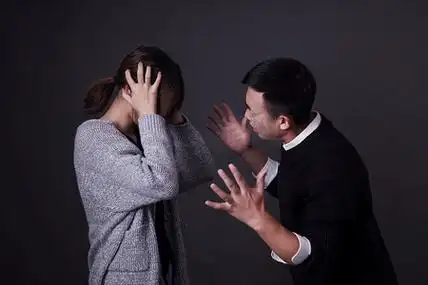 情侣争吵矛盾夫妻家庭摄影图配图