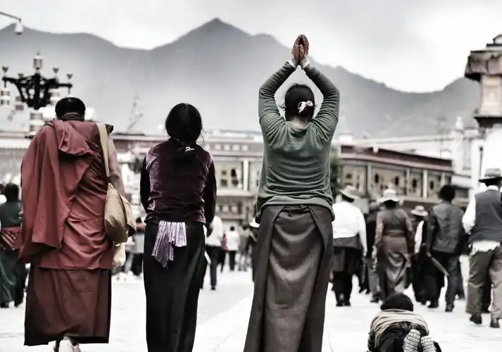 拉萨八廓街上的朝拜者