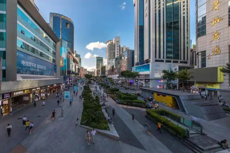 走进华强北,"中国电子第一街"的招牌引入眼帘.