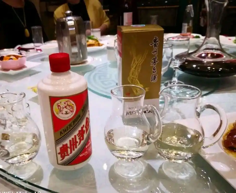 8年未见的女同学请我喝酒吃饭,刚进包厢我看傻眼了,12个人的桌子,都坐