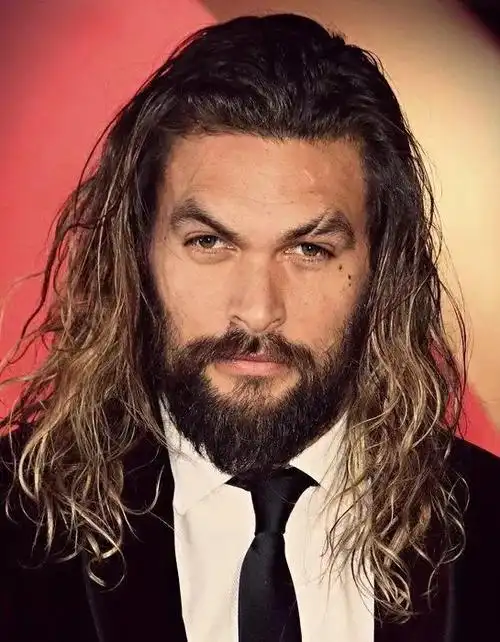 演的角色多是肌肉发达的硬汉,身高193cm,身材壮硕,海王的扮演者jason