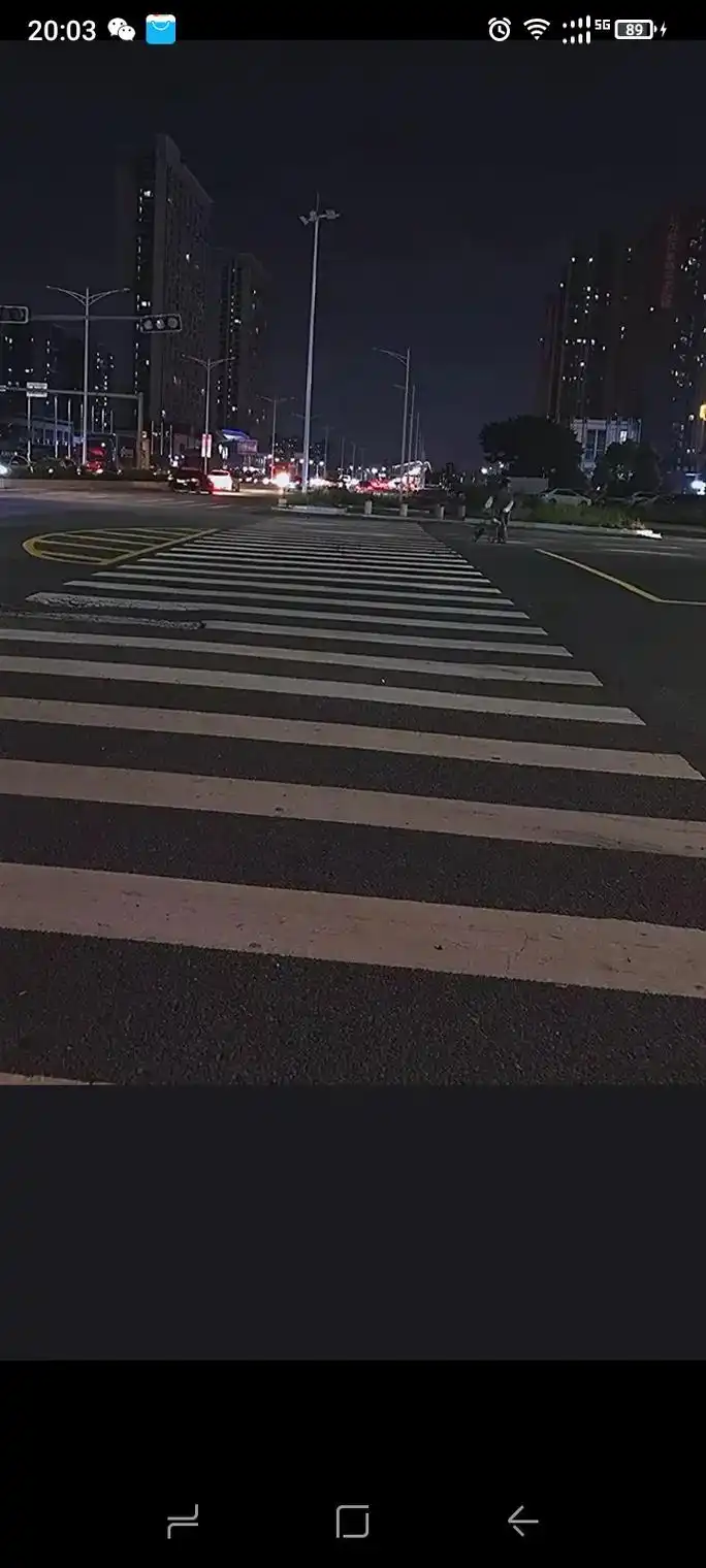 站在十字路口,看着人来人往,车流穿梭的马路,不知道往哪个方向走,迷茫