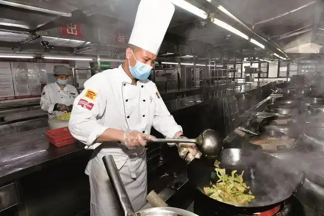 厨师烧菜要有严格防护