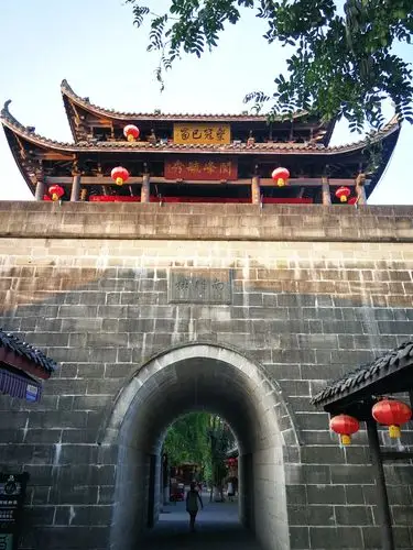 南门楼         南门楼及城墙,现已成为阆中古城的标志性建筑.