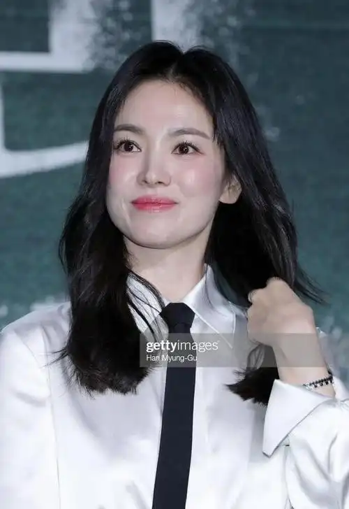 宋慧乔心真大,活动图不p就放出来,在路人镜头下也很美|减龄|穿搭|模特