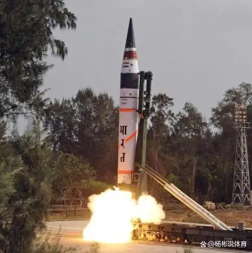 印度洲际导弹发射车太搞笑用两根绳固定还系个围嘴