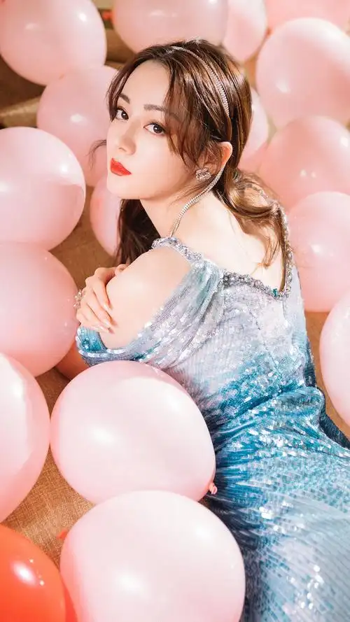 明星写真:迪丽热巴海蓝色亮片深v低胸人鱼裙,身材婀娜性感靓丽 _当红