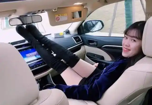 每年副驾上有多少女人把腿放在挡风玻璃前出了事?