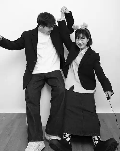 每个女孩儿在自己的爱人面前都想有点小鸟依人的感觉,所以娃娃领,泡泡