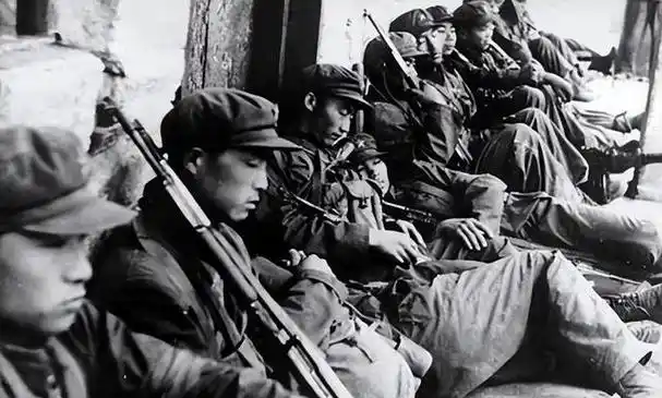 两张标志性战地照片从中越双方的视角回看1979年那场残酷战争