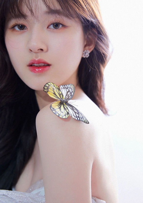 赵露思为啥总爱长卷发?被造型师强行拉直,真实"头型"我没看错吧?