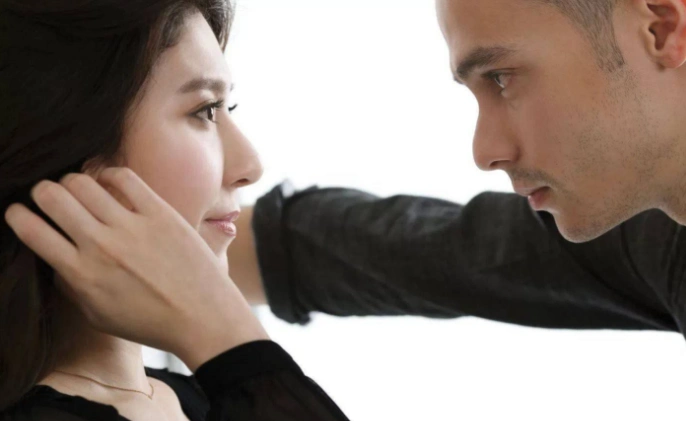 与美女眼神对视时,有这些反应说明她想接吻和拥抱