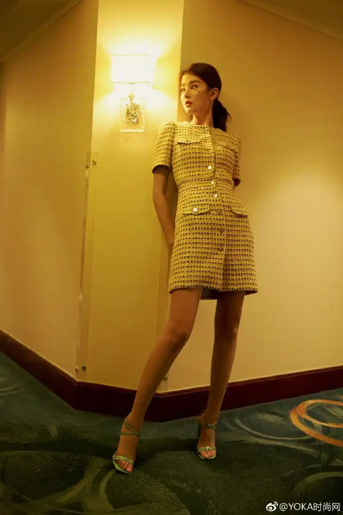 星尚人@乔欣bridgette今天身穿米黄色连衣裙亮相#浙江卫视春推会
