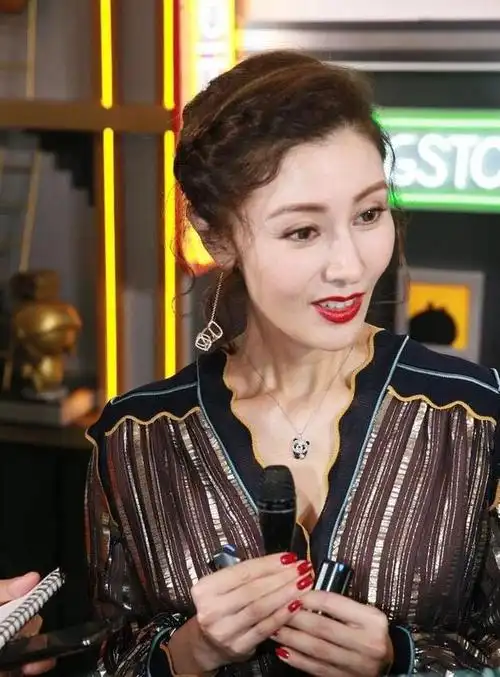 48岁李嘉欣晒近照脸部僵硬变多边形网友吓人