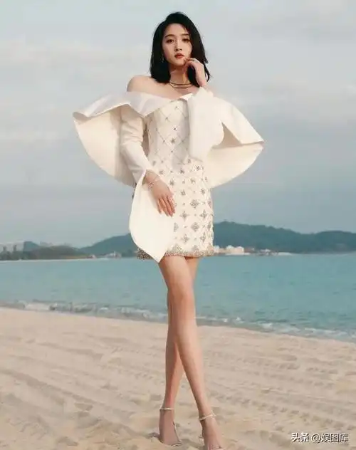 关晓彤早期"泳衣照"流出,扎着双马尾清纯可人,美出了一种境界