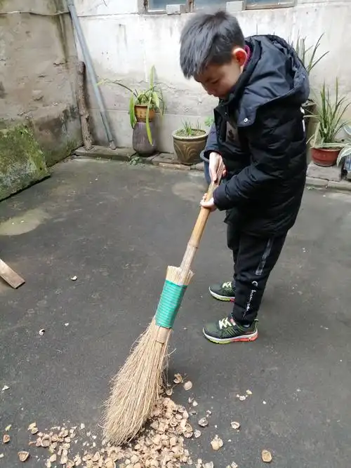 10,我是生活小能手,用扫帚扫地.