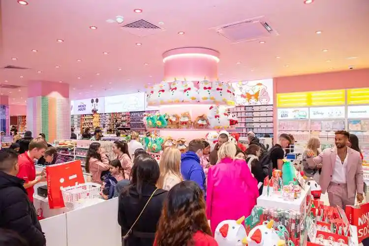 海外年轻人涌入名创优品,英国旗舰店开业首日破纪录 - 时代财经-企业