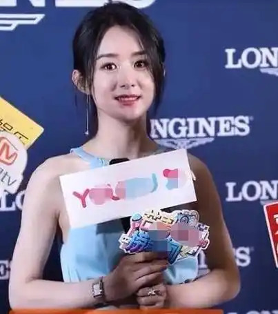 原创赵丽颖穿银针鞋亮相手上没戴婚戒路人镜头下暴露真实身高