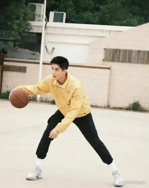 王安宇打篮球也是特别有魅力的,身上散发着青春魅力!