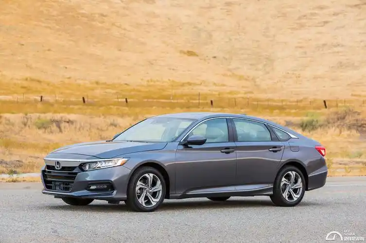 本田十代雅阁和八代凯美瑞哪个好