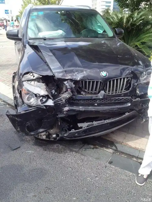 宝马x5侧面撞上马6