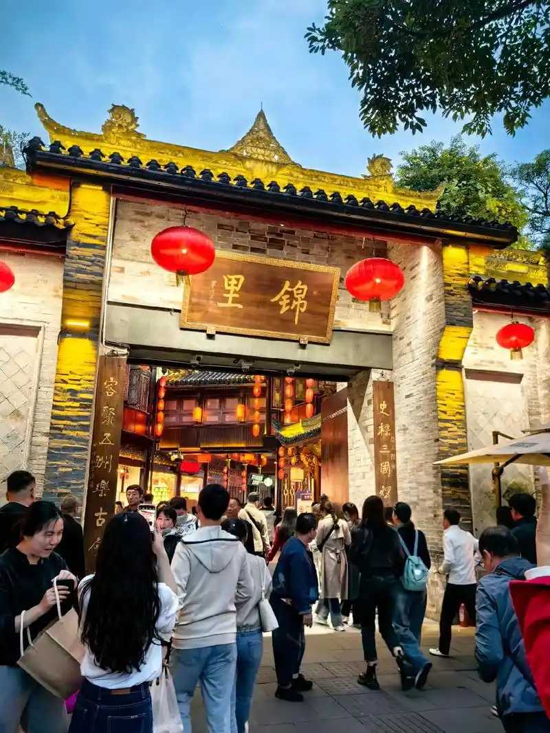 成都!锦里古街##来成都一定要去的地方 #人山人海太热闹了 - 抖音