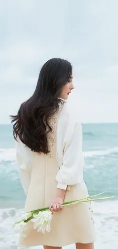 杨幂海边漫步清新写真壁纸