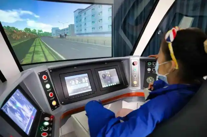 趣体验秀洲学子学做有轨电车小司机