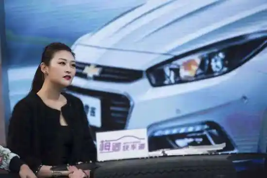 影视游讯   时尚演员张雅涵做客《梅卿快车道》,与主持人和专家一起