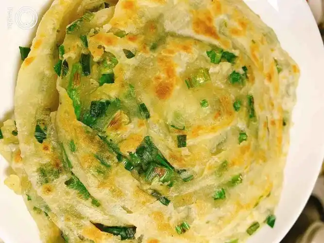 凉了也不硬的葱花饼做法,酥脆可口,葱香味浓郁,大人孩子都爱吃