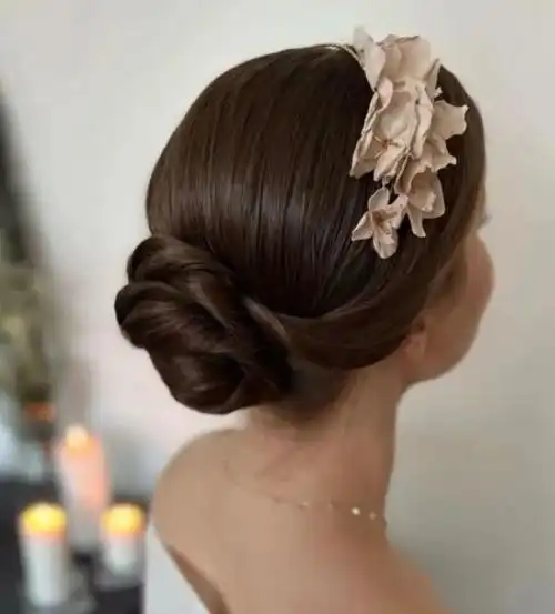 简约干练盘发发型 8款优雅低盘发推荐_盘发发型 - 美发站