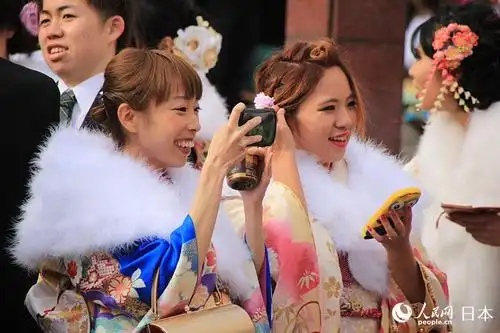日本年轻人穿和服参加成人式扮靓街头3