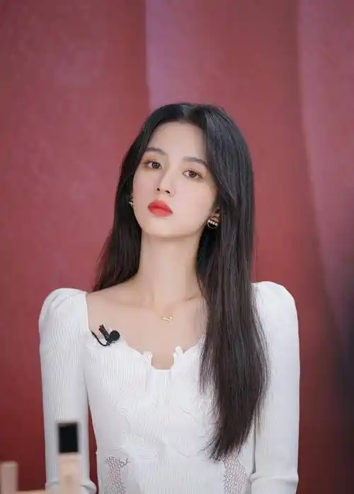 周也代言兰蔻品牌拍摄草坪写真"绝美"_观众_演艺界_反差