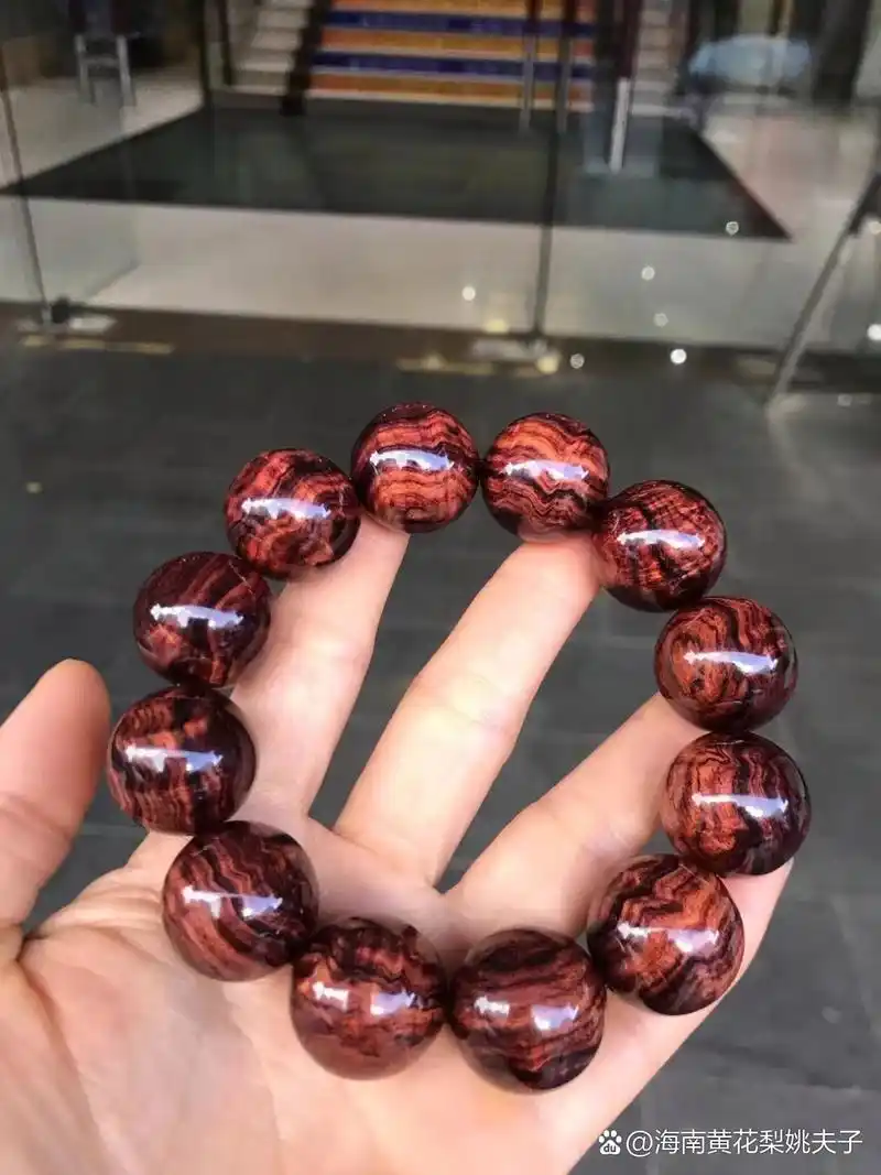 大黑线纹理清晰漂亮,收藏价值高,非常值得入手的一串海南黄花梨手串