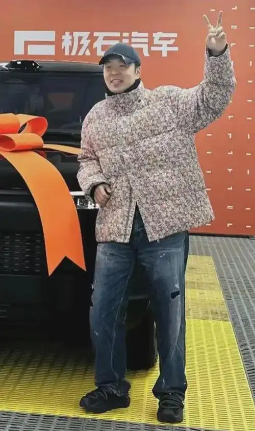 杜海涛和母亲进新汽车前比剪刀手合照,钱枫打扮得很"潮流趋势",穿着一