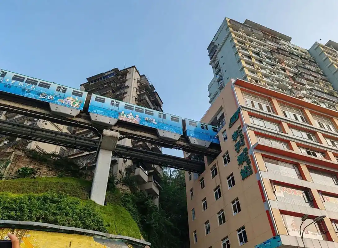 李子坝单轨穿楼,是一座楼宇与轻轨列车穿堂而过的奇观,是重庆独特的