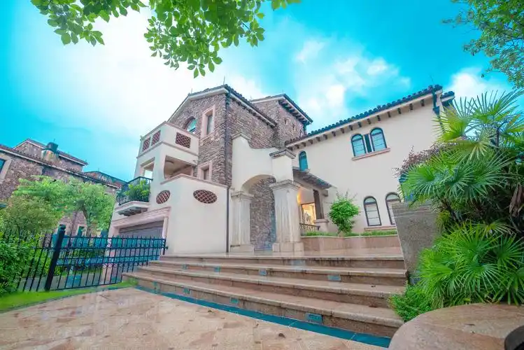 清远狮子湖海豚别墅加洲风情至尊湖景泳池ktv六房美墅